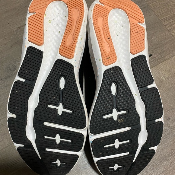 Under Armour Women's Pursuit Running Shoe -Size 8 women’s. Lightly used. - Picture 3 of 5